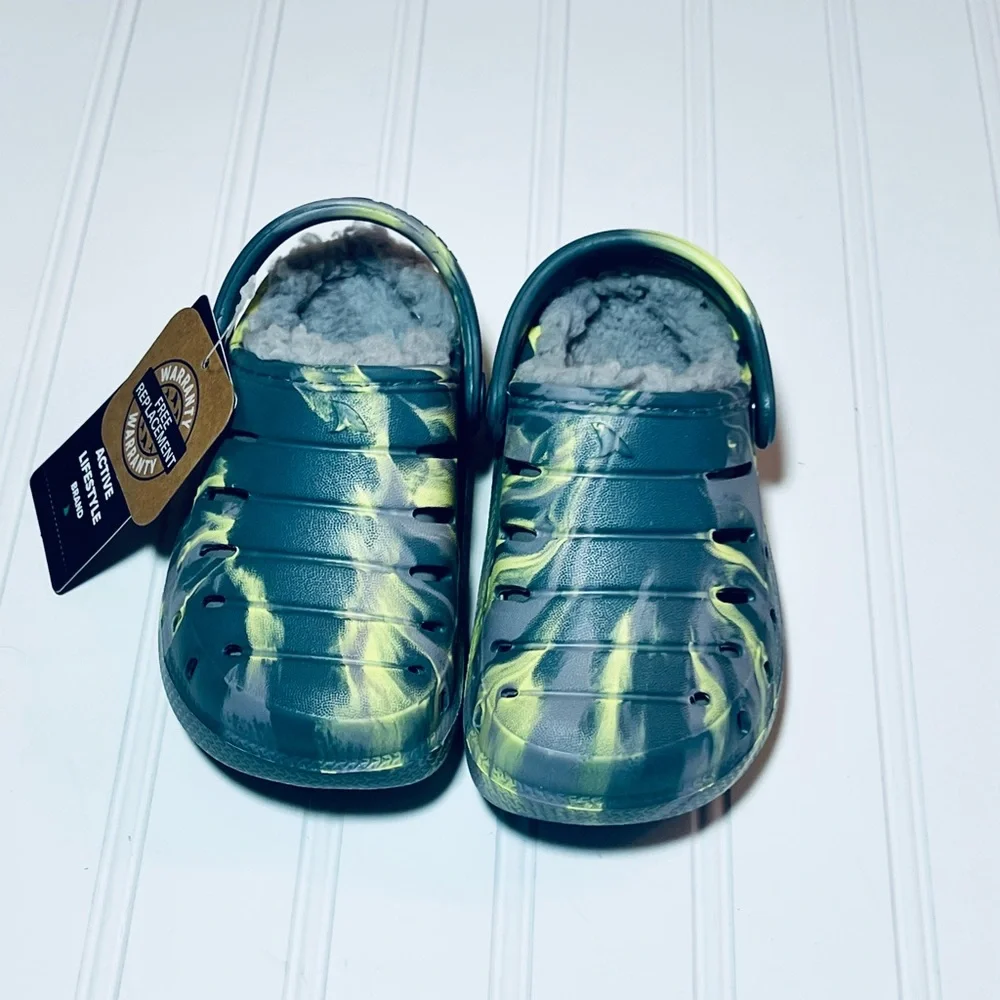 Cozy Kids Slippers in Green and Yellow Size 7 NWT